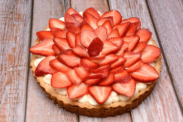 Delicioso pastel decorado con fresas frescas. Mostachon, postre tradicional mexicano.