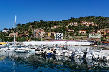 Fototapeta na wymiar Alignement de bateaux à quai à Cassis en Provence