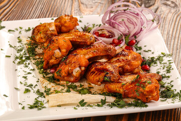 Roasted chicken wings served onion