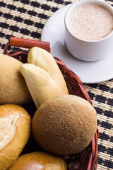 onces con panes varios y chocolate