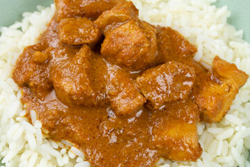 morceaux de poulet butter chicken dans un plat