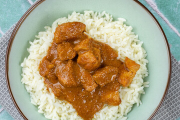 morceaux de poulet butter chicken dans un plat