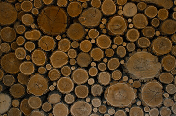 wall of logs, neatly folded, of different diameters