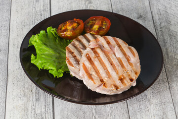 Grilled tuna steak with kumato