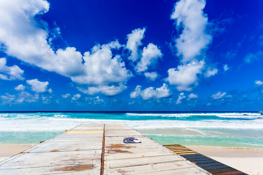 Ponton de bois sur plage paradisiaque 