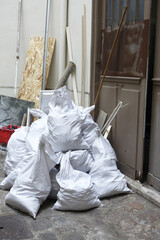 Sacs de gravats dans une cour intérieure