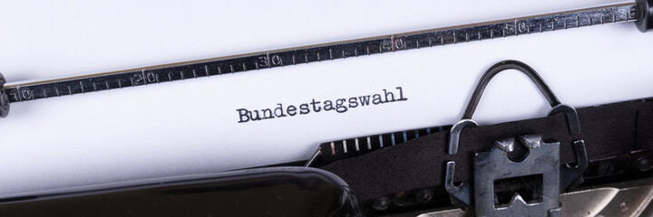 Bundestagswahl, auf einer alten Schreibmaschine geschrieben. Panorama