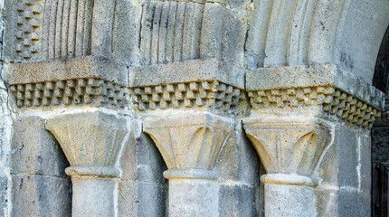 Détail du portail de l'église romane Saint Pierre de Bredons, Cantal, France