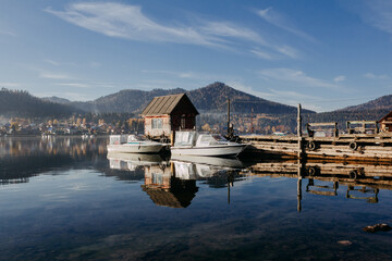 Fototapeta premium Lonely house on the shore of a mountain lake. Beautiful mountain landscape.