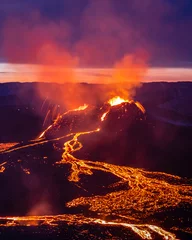 Foto op Plexiglas fagradalsfjall vulkaanuitbarsting, ijsland, vulkaan, zonsopganglicht, lavashow © Mateusz