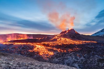 Foto op Canvas fagradalsfjall vulkaanuitbarsting, ijsland, vulkaan, zonsopganglicht, lavashow © Mateusz