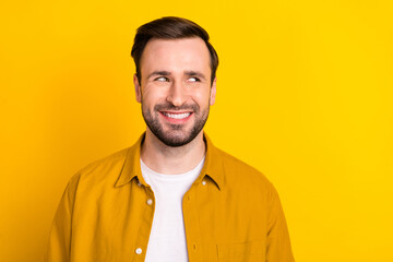 Obraz premium Photo of young cheerful handsome man happy positive toothy smile look empty space isolated over yellow color background