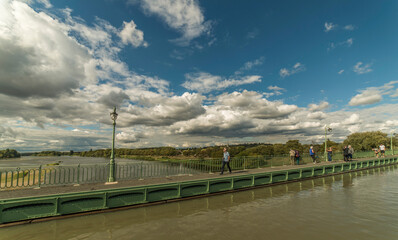 Touristes sur le pont-canal de Briare sur la Loire, France