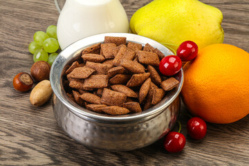 Breakfast with corn chokolate pads and milk