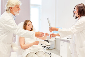 Obraz premium Medical team in consultation with patient