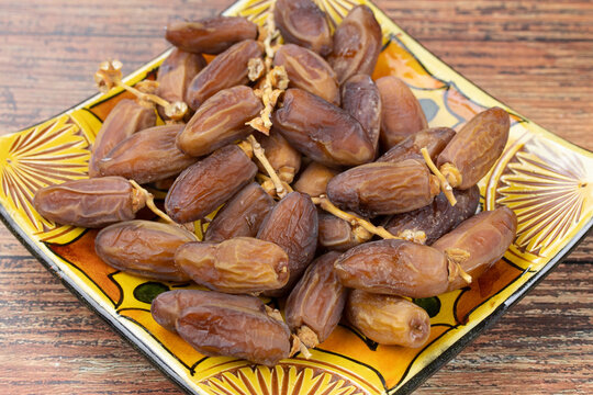 dattes branch&eacute;es deglet nour dans un plat	