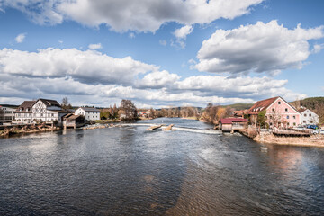Staustufe und Wasserwehr des Fluss Regen in Markt Regenstauf in der Oberpfalz, Deutschland