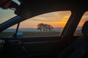 carretera al atardecer 