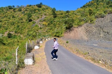 Obraz premium Beautiful view of road in mountains in India and a man running