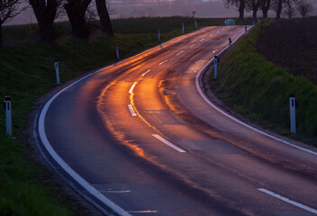carretera al atardecer 