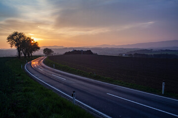 carretera al atardecer