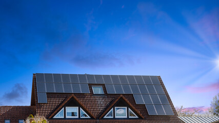 Fototapeta na wymiar Hausdach mit einer Photovoltaikanlage