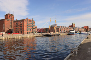 Hansestadt Wismar; Alter Hafen mit historischen Speichern