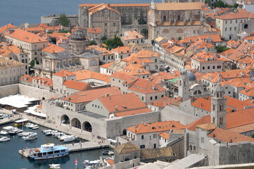 Fototapeta na wymiar Vista del puerto y centro histórico de Dubrovnik en Croacia