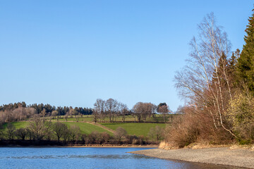 Obraz premium Au bord de l'eau et au pied des collines