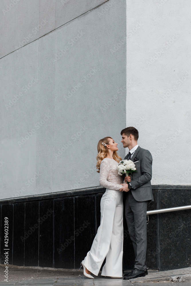 Wall mural Blonde bride with her husband