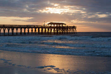 Fototapeta na wymiar Fishing pier in the sunrise