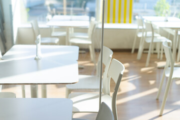 アクリル板が設置された飲食店