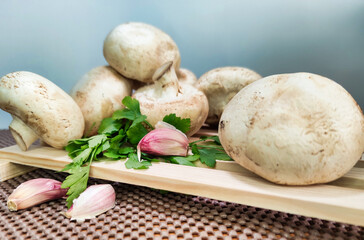 Champiñones naturales y frescos en crudo para su preparación, ingrediente aún sin pelar en la...