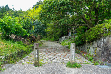 自然石を敷き並べた旧東海道金谷坂石畳（滑らない坂道）