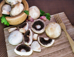 Champiñones naturales y frescos en crudo para su preparación, ingrediente aún sin pelar en la...