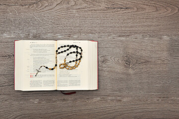 biblia y rosario.