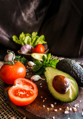 Wholemeal bread with tomato slices and avocado