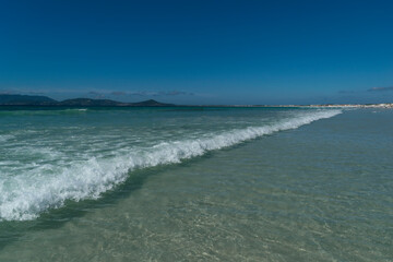 praia com montanhas, iates, rochas e lindas ondas