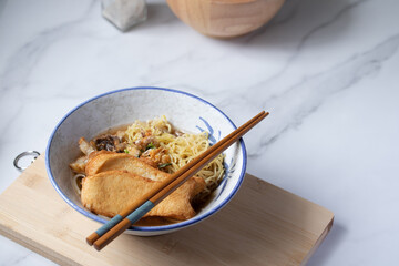 Egg Noodles with Fish Balls in Clear Soup