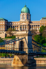 Obraz premium Morning in Budapest, Chain Bridge against the background of the Buda Fortress, reflected in the water, cityscape