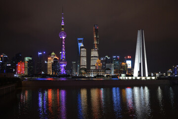 Obraz premium Shanghai skyline at night with Monument to the People’s Heroes