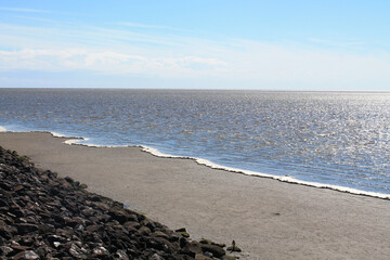 North Sea Cycling Route (Nordseeküstenradweg) between Niebüll and Husum | Tide rolling in next to the cycling route