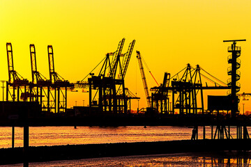 Fototapeta na wymiar Hamburger Hafen Sonnenuntergang