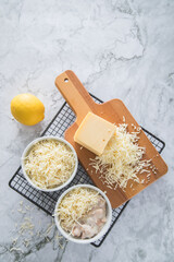 Typisches DDR Würzfleisch Ragout Fin mit geriebenen Gouda Käse in Auflaufform Schale und Zitrone...