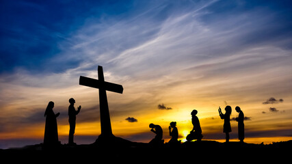 Ludzie modlący się przy krzyżu