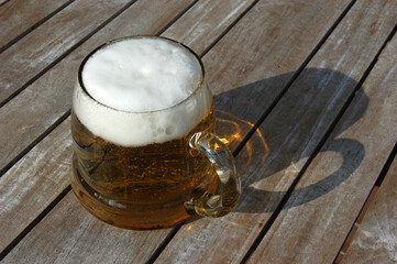 leckeres Pils aus individuellem Glas-Bierkrug - ein Genuss!