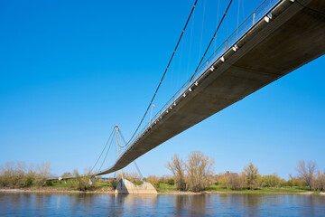 Die Hängebrücke Herrengrugsteg über den Fluss Elbe am Elberadweg bei Magdeburg