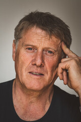 Obraz premium Reifer nachdenklicher Mann