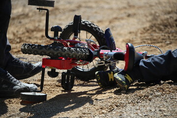 père et son fils en vélo apprentissage
