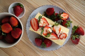 Sponge roll with strawberries